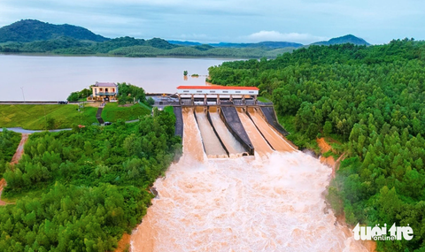 Vận hành hồ chứa thủy lợi kiểu 'lái mù' gây lũ chồng lũ - Ảnh 1. Hồ Vực Mấu (Nghệ An) xả lũ năm 2022 - Ảnh: DOÃN HÒA