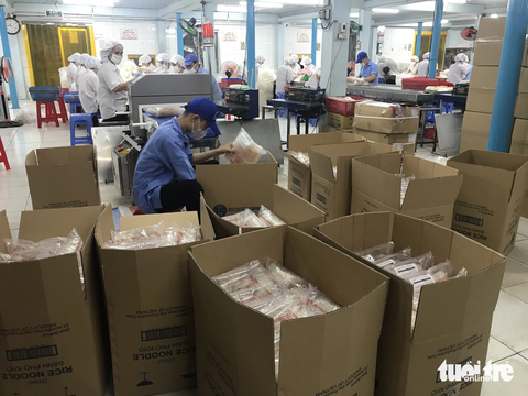 Giá gạo tăng đột biến, doanh nghiệp chế biến cầm chắc thua lỗ 20% đơn hàng - Ảnh 2. Đóng gói sản phẩm sau gạo tại Công ty cổ phần thực phẩm Bích Chi (TP Sa Đéc, tỉnh Đồng Tháp) - Ảnh: ĐẶNG TUYẾT