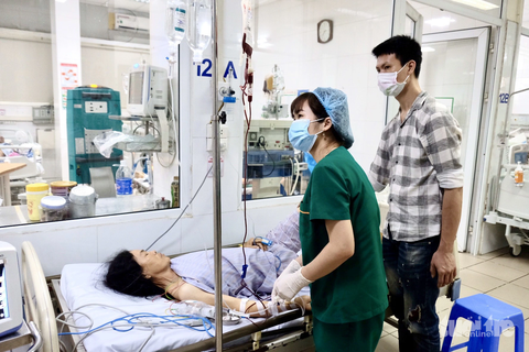 Bệnh nhân điều trị sốt xuất huyết tại Bệnh viện Nhiệt đới trung ương - Ảnh: NGUYÊN BẢO Bệnh nhân điều trị sốt xuất huyết tại Bệnh viện Bệnh nhiệt đới trung ương - Ảnh: NGUYÊN BẢO