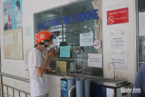 Bệnh nhân uống methadone tại Trung tâm Tham vấn và hỗ trợ cộng đồng, HIV/AIDS quận 8, TP.HCM - Ảnh: THU HIẾN Bệnh nhân uống methadone tại Trung tâm Tham vấn và hỗ trợ cộng đồng, HIV/AIDS quận 8, TP.HCM - Ảnh: THU HIẾN