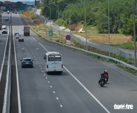 Kiến nghị tăng cường lực lượng tuần tra, kiểm soát trên cao tốc - Ảnh 1. Hai xe máy chạy vào cao tốc Phan Thiết - Dầu Giây tại nút giao quốc lộ 55, huyện Hàm Tân, Bình Thuận - Ảnh: ĐỨC TRONG