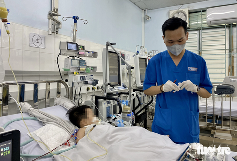 Lần đầu số ca bệnh tay chân miệng ở TP.HCM giảm sau nhiều tuần - Ảnh 1. Điều trị trẻ mắc bệnh tay chân miệng nặng tại Bệnh viện Nhi đồng 1 (TP.HCM) - Ảnh: X.MAI