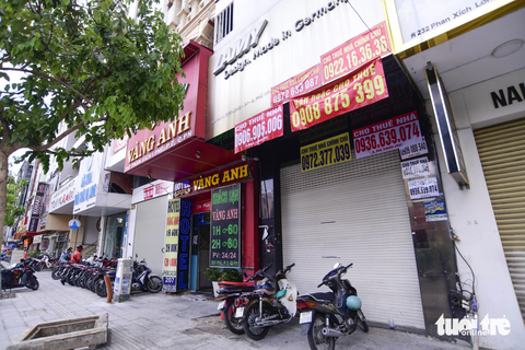 Mặt bằng hiếm hoi còn lại đang treo bảng cho thuê Mặt bằng hiếm hoi còn lại đang treo bảng cho thuê vào ngày 10-8, trước đây rất nhiều mặt bằng treo biển cho thuê trên đường Phan Xích Long - Ảnh: QUANG ĐỊNH