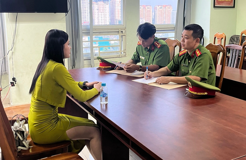 Công an TP.HCM triệt phá đường dây môi giới mại dâm tiếp viên hàng không - Ảnh 1. Vỏ Thị Mỷ Hạnh tại cơ quan công an - Ảnh: Công an cung cấp