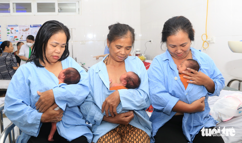 Hạnh phúc vô bờ của gia đình hai sản phụ sinh ba cùng ngày - Ảnh 1. Những người bà ôm bé gái sinh tam thai chào đời an toàn tại Bệnh viện Sản Nhi Nghệ An - Ảnh: HOÀNG YẾN