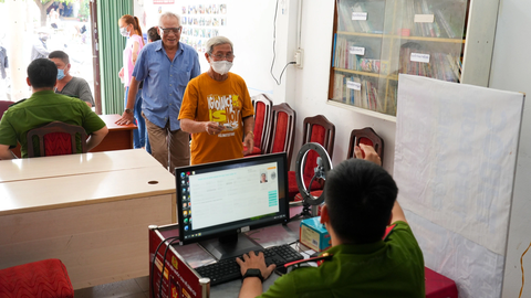 Sớm 'vá lỗi' dữ liệu VNeID để tích hợp bằng lái - Ảnh 1. Sáng 8-8, người dân ở quận Tân Phú (TP.HCM) đến các điểm lưu động trên địa bàn để làm thủ tục đăng ký định danh mức 2 - Ảnh: HỮU HẠNH