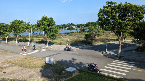 Mua đất 6 năm, mòn mỏi chờ giao sổ - Ảnh 1. Dự án khu nhà ở và dịch vụ Tuyên Sơn bỏ hoang nhiều năm, cỏ mọc um tùm - Ảnh: TẤN LỰC