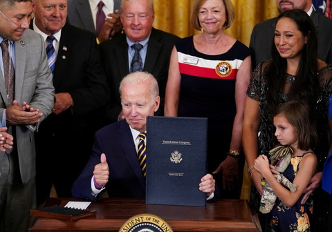 Mỹ hạn chế đầu tư công nghệ, Trung Quốc nói thất vọng - Ảnh 1. Tổng thống Mỹ Biden đang theo đuổi "Bidenomics" trong nỗ lực tái tranh cử vào năm 2024. Trong ảnh: ông Biden ký một đạo luật hồi tháng 8-2022 - Ảnh: REUTERS