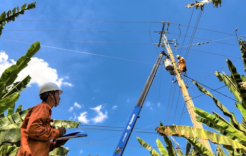 Tổng công ty Điện lực miền Nam: đảm bảo cung cấp điện mùa mưa bão - Ảnh 5. Nhân viên điện lực các tỉnh phía Nam kiểm tra hệ thống điện, bảo đảm các phương án cấp điện an toàn trong mùa mưa bão 2023- Ảnh: Cty cung cấp