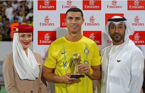 Ronaldo ghi bàn từ chấm 11m đưa Al-Nassr vào chung kết - Ảnh 3. Ronaldo được trao danh hiệu "Vua phá lưới" sớm dù vẫn còn một trận nữa giải mới kết thúc - Ảnh: Daily Mail