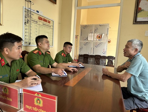 Phát hiện 14 người khai thác vàng trái phép trong đồi luồng ở Thanh Hóa - Ảnh 3. Công an lấy lời khai của ông Nguyễn Mạnh Hùng - Ảnh Công an tỉnh Thanh Hóa cung cấp
