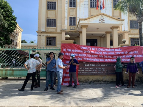 Hàng chục năm làm việc, giờ vật vạ đi đòi nợ lương, bảo hiểm, trợ cấp... - Ảnh 1. Ngày 9-8, những người lao động bị Công ty cổ phần Licogi chấm dứt hợp đồng lao động kéo băng rôn đi đòi quyền lợi chính đáng của mình - Ảnh: T.M.