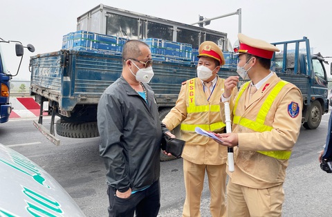 Lực lượng CSGT dừng xe kiểm tra đối với lái xe, phương tiện - Ảnh: DANH TRỌNG Lực lượng cảnh sát giao thông dừng xe kiểm tra đối với lái xe, phương tiện - Ảnh: DANH TRỌNG