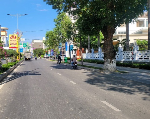 Dân nằm la lối trước cổng trụ sở, UBND TP Quảng Ngãi báo cáo gì? - Ảnh 1. Khu vực trụ sở UBND TP Quảng Ngãi, nơi bà Phờ nằm la lối sau khi chủ tịch UBND TP Quảng Ngãi tiếp dân, giải thích liên quan đến tranh chấp, khiếu kiện giữa 9 chị em bà kiện một người em còn lại đã kéo dài nhiều năm - Ảnh: TRẦN MAI