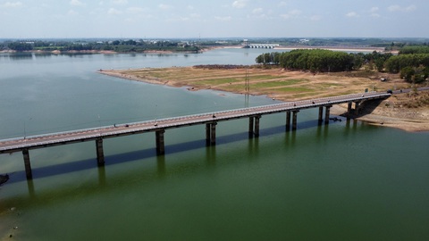 Thủy điện Trị An xả nước qua tràn điều tiết hồ chứa - Ảnh 3. Thủy điện Trị An là công trình thủy điện lớn nhất khu vực phía Nam - Ảnh: A LỘC