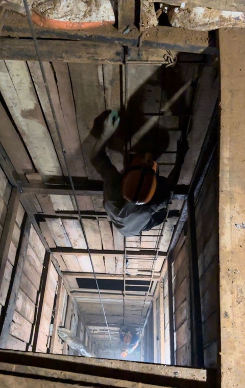 Phát hiện 14 người khai thác vàng trái phép trong đồi luồng ở Thanh Hóa - Ảnh 2. Đường hầm phục vụ khai thác vàng trái phép tại đồi luồng của gia đình ông Nguyễn Mạnh Hùng - Ảnh Công an tỉnh Thanh Hóa