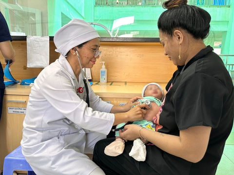 Lần đầu thực hiện thay máu toàn phần cho bé sơ sinh vàng da do bất đồng nhóm máu - Ảnh 1. Bé sơ sinh vàng da tán huyết đã được thăm khám sau 16 ngày điều trị thay máu toàn phần - Ảnh: T.LŨY