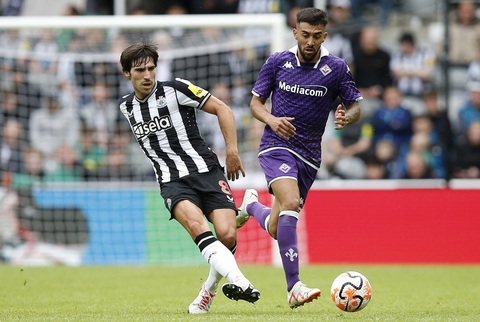 Newcastle (trái) sẽ là ứng viên vô địch mùa giải này - Ảnh: REUTERS Newcastle (trái) sẽ là ứng viên vô địch mùa giải này - Ảnh: REUTERS