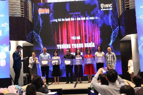 Gala trao 147 giải thưởng cho các tác giả tham gia cuộc thi 'Tiêm ngừa - Chuyện chưa kể' - Ảnh 10. Các tác giả nhận giải ba cuộc thi - Ảnh: PHƯƠNG QUYÊN