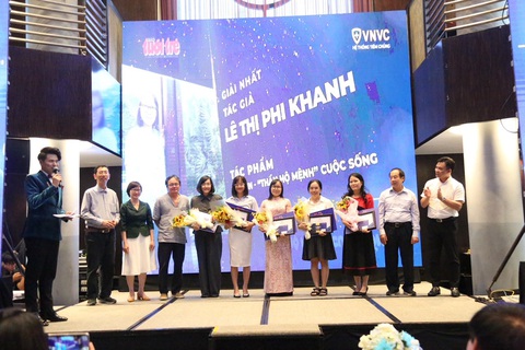 Gala trao 147 giải thưởng cho các tác giả tham gia cuộc thi 'Tiêm ngừa - Chuyện chưa kể' - Ảnh 8. Các tác giả nhận giải nhất cuộc thi “Tiêm ngừa - Chuyện chưa kể” - Ảnh: PHƯƠNG QUYÊN