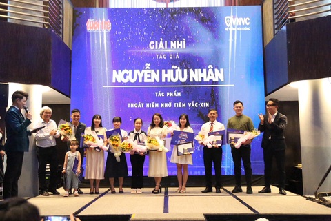 Gala trao 147 giải thưởng cho các tác giả tham gia cuộc thi 'Tiêm ngừa - Chuyện chưa kể' - Ảnh 9. Nhóm tác giả nhận giải nhì cuộc thi “Tiêm ngừa - Chuyện chưa kể” - Ảnh: PHƯƠNG QUYÊN