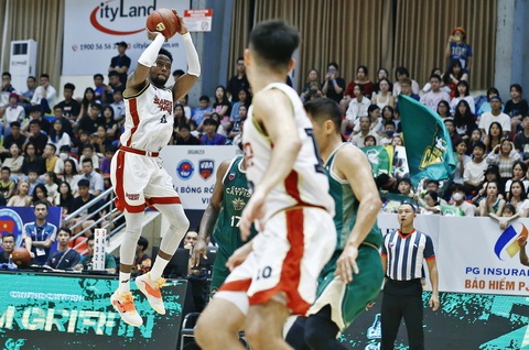 Những lần ngoại binh không đạt Cầu thủ xuất sắc nhất tại VBA 2023 - Ảnh 4. Hassan Thomas (trái) gây ấn tượng mạnh với khả năng ném xa - Ảnh: VBA