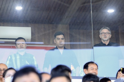 Trận Hà Tĩnh - Hải Phòng gián đoạn 20 phút trong ngày HLV Philippe Troussier dự khán - Ảnh 3. HLV Philippe Troussier (phải) cùng trợ lý Việt Thắng (giữa) đi xem trận đấu - Ảnh: HLHT FC