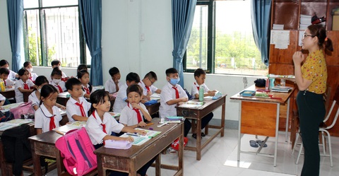 Cấm nhà trường không được tự ý thay đổi đồng phục học sinh - Ảnh 1. Học sinh Bà Rịa - Vũng Tàu với đồng phục áo trắng quần đen, xanh đen - Ảnh: Đ.H.
