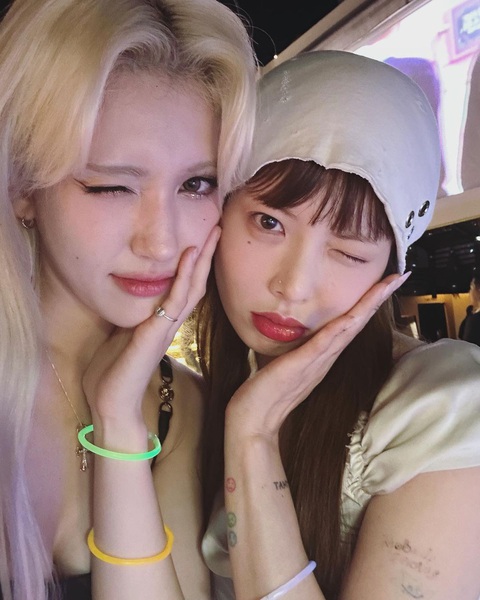 Jeon So Mi và HyunA hôn môi tình cảm khiến fan sốc nặng - Ảnh 1. Jeon So Mi và HyunA khoe ảnh thân thiết
