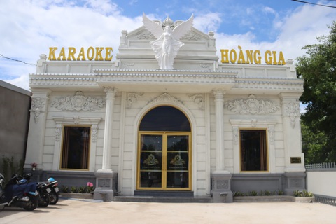 Karaoke xây sai phép, vẫn lọt khâu PCCC đến an ninh trật tự - Ảnh 1. Chủ đầu tư Karaoke Hoàng Gia đã xây sai giấy phép, mở quán ngay trên đất nông nghiệp nhưng đến khi bị người dân tố, cơ quan chức năng mới phát hiện - Ảnh: AN LONG
