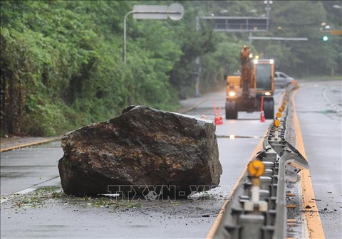 Bão Khanun đổ bộ Hàn Quốc, hàng trăm chuyến bay bị hủy - Ảnh 1. Đá lở do bão Khanun tại Ulsan, cách thủ đô Seoul của Hàn Quốc 299km về phía đông nam, ngày 10-8 - Ảnh: Yonhap/TTXVN