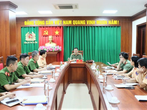 Thông tin bất ngờ vụ 2 người cùng nhận chủ nhân biển số 8888 - Ảnh 1. Công an tỉnh Hà Tĩnh tổ chức buổi làm việc để làm rõ ai là chủ nhân chiếc xe biển tứ quý 8 - Ảnh: CACC