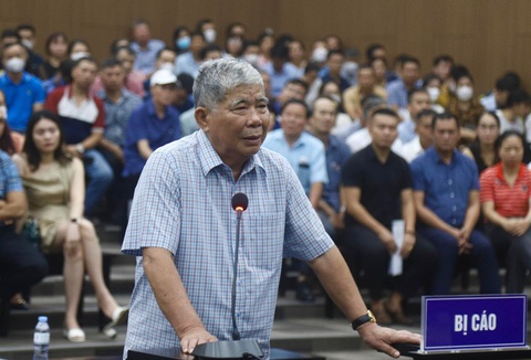 Trả hồ sơ điều tra bổ sung vụ ông Lê Thanh Thản lừa dối khách hàng - Ảnh 1. Đại gia Lê Thanh Thản tại phiên tòa sáng 10-8 - Ảnh: DANH TRỌNG