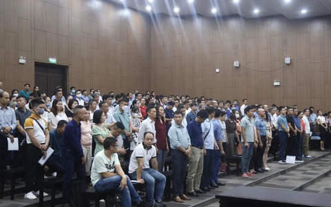 Trả hồ sơ điều tra bổ sung vụ ông Lê Thanh Thản lừa dối khách hàng - Ảnh 2. Hơn 140 người dân mua nhà của ông Lê Thanh Thản đến tòa với tư cách bị hại - Ảnh: DANH TRỌNG