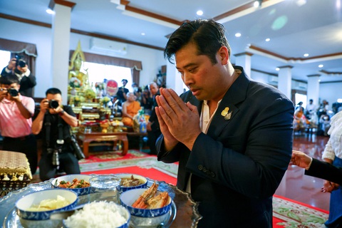 Ông Vacharaesorn Vivacharawongse - con thứ của vua Thái Lan - trong chuyến thăm chùa Wat Yannawa ngày 10-8 - Ảnh: REUTERS Ông Vacharaesorn Vivacharawongse - con thứ của vua Thái Lan - trong chuyến thăm chùa Wat Yannawa ngày 10-8 - Ảnh: REUTERS