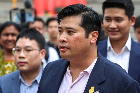 Ông Vacharaesorn Vivacharawongse - con thứ của vua Thái Lan - trong chuyến thăm chùa Wat Yannawa ngày 10-8 - Ảnh: REUTERS Ông Vacharaesorn Vivacharawongse - con thứ của vua Thái Lan - trong chuyến thăm chùa Wat Yannawa ngày 10-8 - Ảnh: REUTERS