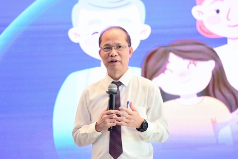 Trao 147 giải thưởng cho các tác giả tham gia cuộc thi 'Tiêm ngừa- Chuyện chưa kể' - Ảnh 2. Ông Lê Xuân Trung, phó tổng biên tập báo Tuổi Trẻ, mong sẽ có nhiều cuộc thi ý nghĩa như thế này nữa để nâng cao nhận thức của người dân - Ảnh: DUYÊN PHAN