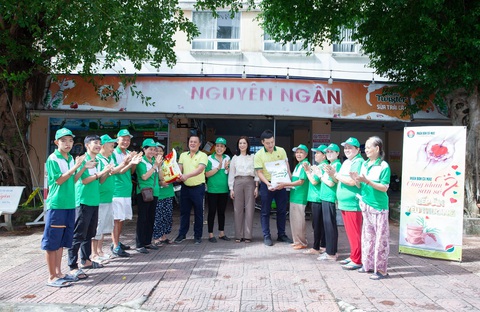 PVCFC trao 10 tấn gạo cho các bếp ăn yêu thương thành phố Cần Thơ- Ảnh 2. Nhóm thiện nguyện Hoa Sen và cán bộ, nhân viên PVCFC