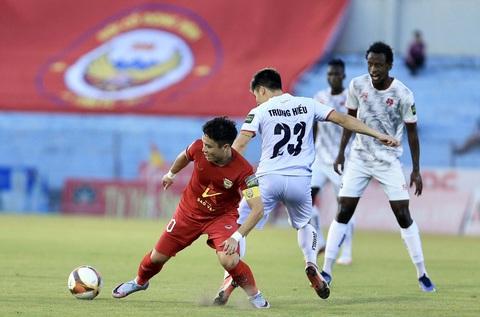 Trận Hà Tĩnh - Hải Phòng gián đoạn 20 phút trong ngày HLV Philippe Troussier dự khán - Ảnh 2. Đội trưởng Phi Sơn (Hồng Lĩnh Hà Tĩnh) trong trận đấu với Hải Phòng - Ảnh: HLHT FC