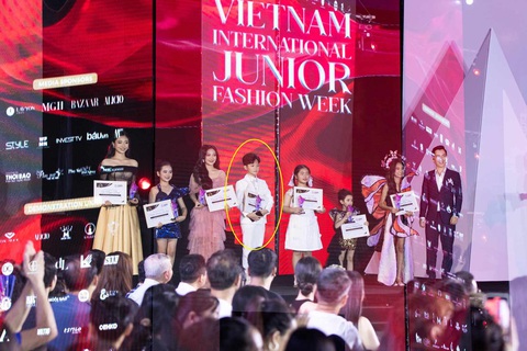 Sao nhí Phong Thiên ‘ẵm’ thêm ngôi vị Star Kid International 2023 - Ảnh 3. Phong Thiên nhận giải Star Kid International 2023