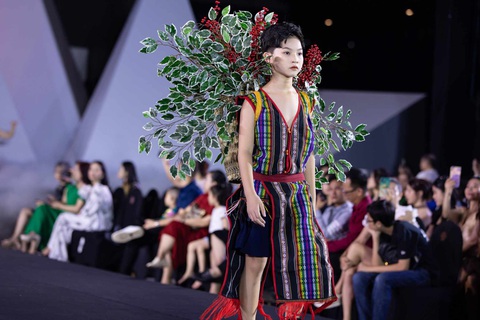 Sao nhí Phong Thiên ‘ẵm’ thêm ngôi vị Star Kid International 2023 - Ảnh 2. Mẫu nhí Phong Thiên hóa chàng trai Ê Đê sải bước catwalk chuyên nghiệp