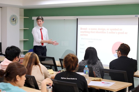 Cơ hội hấp dẫn dành cho Thạc sĩ tài năng Ngôn ngữ Anh tại SIU - Ảnh 1. Cơ hội hấp dẫn dành cho Thạc sĩ tài năng Ngôn ngữ Anh tại SIU - Ảnh 1.
