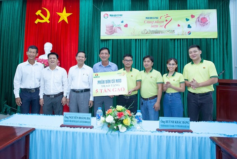 PVCFC trao 10 tấn gạo cho các bếp ăn yêu thương thành phố Cần Thơ- Ảnh 1. PVCFC trao tặng 5 tấn gạo cho bếp ăn yêu thương Bệnh viện Đa khoa quận Ô Môn, thành phố Cần Thơ