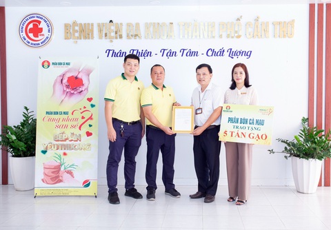 PVCFC trao 10 tấn gạo cho các bếp ăn yêu thương thành phố Cần Thơ- Ảnh 3. PVCFC trao tặng 5 tấn gạo cho bếp ăn yêu thương Bệnh viện Đa khoa trung ương Cần Thơ