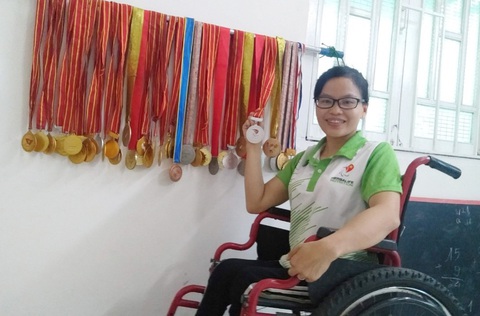 Kình ngư Nguyễn Thị Sari bên các huy chương mà chị đoạt được trong 16 năm thi đấu - Ảnh: NVCC Kình ngư Nguyễn Thị Sari bên các huy chương mà chị đoạt được trong 16 năm thi đấu - Ảnh: NVCC