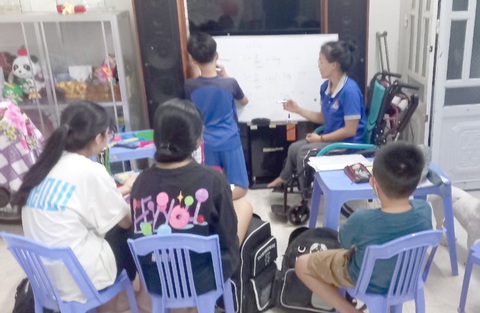 Lớp học miễn phí của chị Nguyễn Thị Sari tại xã Phước Đông (huyện Cần Đước, tỉnh Long An) - Ảnh: NVCC Lớp học miễn phí của chị Nguyễn Thị Sari tại xã Phước Đông (huyện Cần Đước, tỉnh Long An) - Ảnh: NVCC