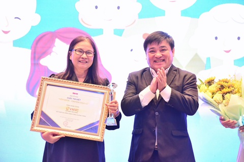 Trao 147 giải thưởng cho các tác giả tham gia cuộc thi 'Tiêm ngừa- Chuyện chưa kể' - Ảnh 5. Ông Lê Thế Chữ, tổng biên tập báo Tuổi Trẻ, tặng kỷ niệm chương cho đại diện Hệ thống tiêm chủng VNVC - Ảnh - DUYÊN PHAN
