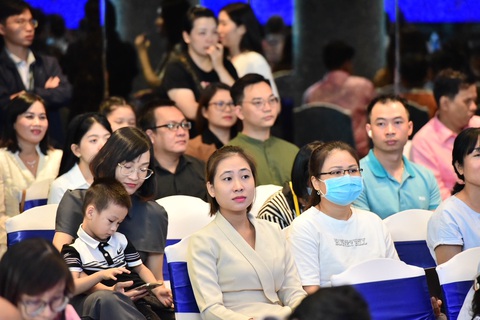 Trao 147 giải thưởng cho các tác giả tham gia cuộc thi 'Tiêm ngừa- Chuyện chưa kể' - Ảnh 4. Các tác giả dự thi chăm chú theo dõi những câu chuyện được chia sẻ tại lễ trao giải - Ảnh: DUYÊN PHAN