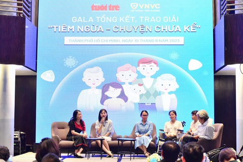 Gala trao 147 giải thưởng cho các tác giả tham gia cuộc thi 'Tiêm ngừa - Chuyện chưa kể' - Ảnh 13. Các tác giả được giải đặc biệt và giải nhất của cuộc thi chia sẻ câu chuyện của mình tới mọi người - Ảnh: DUYÊN PHAN