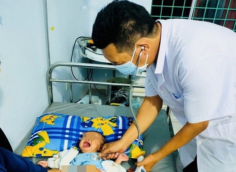 Nghe tiếng khóc trước cổng, chủ nhà chạy ra thấy bé gái 4 tháng tuổi bị bỏ rơi - Ảnh 1. Cháu bé bị bỏ rơi được chính quyền xã đưa về trạm y tế chăm sóc - Ảnh: L.T.